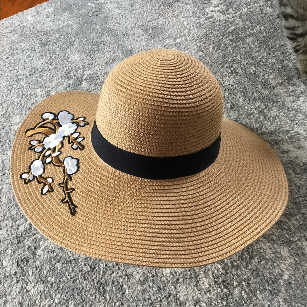 Wayan women’s straw paper hat, one size adjustable, 4” brim embroidered appliqué